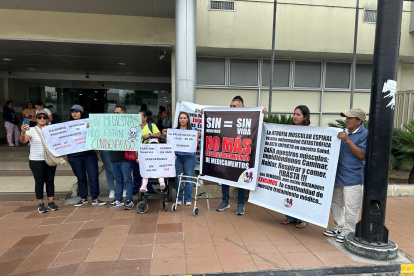 Padres de niños con atrofia muscular espinal realizaron un plantón en el Hospital del Niño para exigir la entrega del medicamento