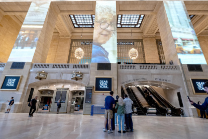 Personas asisten a la exposición "Dear New York" impulsada por Brandon Stanton, este 7 de octubre de 2025 en la estación Grand Central de Nueva York (Estados Unidos).