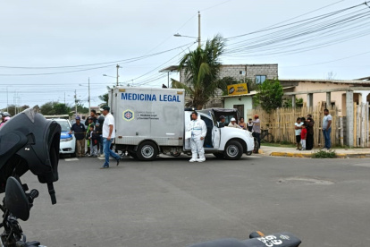 En la imagen, el levantamiento de los cuerpos en José Luis Tamayo, Salinas, donde ocurrió el doble crimen