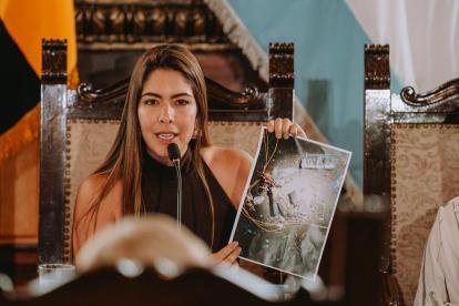 Autoridad. Coronel lideró la sesión y mostró fotografías. Pidió al Gobierno justicia y medidas frente al atentado.
===