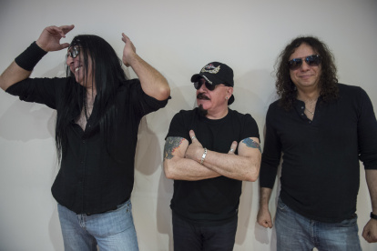 El guitarrista Robert Álvarez, el vocalista Juan Gallardo y el guitarrista mexicano Foley  aún interpretan los políticas temas "Héroes del Poder" o “Prohibidos cuentos”