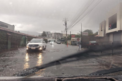 Fuertes lluvias se registraron en Quito y Rumiñahui la tarde de este jueves 16 de octubre de 2025.