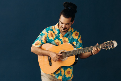 Matheus es licenciado en Economía. Dejó una carrera corporativa por la música. En su momento fue participante del programa "The Voice Portugal".