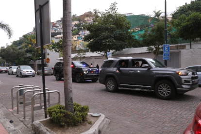Policías se encargaron de desviar el tránsito durante la visita de la tía del presidente.
