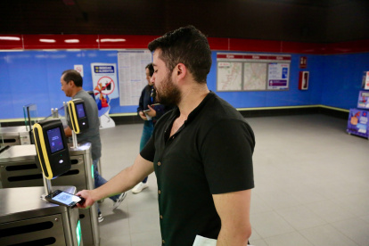 1. Tecnología. En el Metro de Quito se usan códigos QR para usar el tren. Según la Secretaría de Movilidad, la cantidad de usuarios que pagan con medios digitales aumentó.