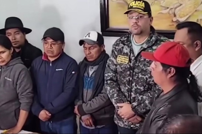 El ministro del Interior, John Reimberg, aparece junto a dirigentes indígenas de Imbabura anunciando un acuerdo de paz. Momento después de las declaraciones, se desataron más manifestaciones en Otavalo, en rechazo a ese convenio.