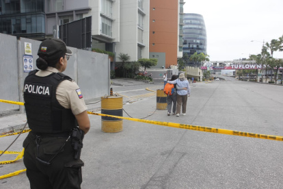 Agentes policiales se mantienen custodiando la zona donde ocurrió el atentado terrorista en el norte de Guayaquil.
