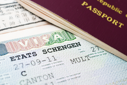 La carta de invitación debe ser tramitada por un residente en España y presentada junto con la solicitud de visa.