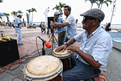 Una orquesta salsera en el Malecón 2000.