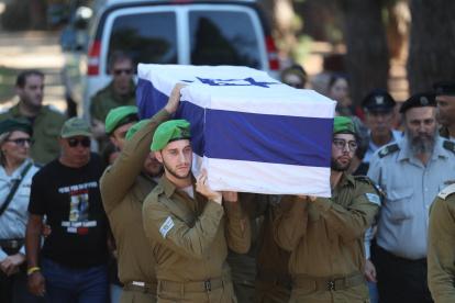 Guardias de honor de soldados israelíes llevan el ataúd del difunto soldado israelí y rehén Tamir Nimrodi durante su funeral en Israel, el 16 de octubre de 2025.