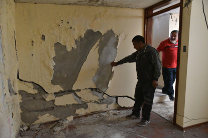 Vecinos de Solanda muestran grietas y hundimientos que afectan sus viviendas.