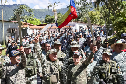El ministro de Interior, Diosdado Cabello (c), durante un acto de juramentación en La Guaira (Venezuela).