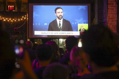 La gente observa al candidato demócrata a la Alcaldía de la ciudad de Nueva York, Zohran Mamdani, durante el debate en Nueva York, EE.UU., el 16 de octubre de 2025.