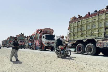 Refugiados afganos esperan en camiones para la apertura de la frontera en Chaman, Pakistán, 17 de octubre de 2025.