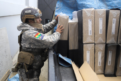 Un integrante del Ejército de Bolivia participa en la organización del envío de maletas electorales a áreas rurales en La Paz (Bolivia).