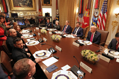 El presidente Donald Trump se reúne con el presidente ucraniano, Volodymyr Zelensky (izq.), en la Sala del Gabinete de la Casa Blanca, el 17 de octubre de 2025.