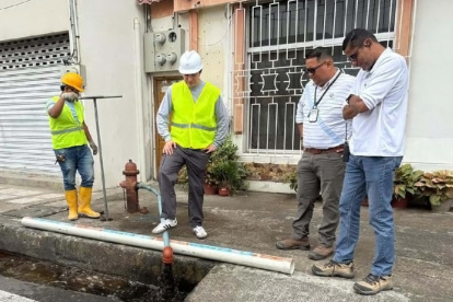 Técnicos realizaron los trabajos de limpieza de la tubería madre.