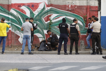 Las autoridades revisaron la mochila lanzada cerca del centro comercial.