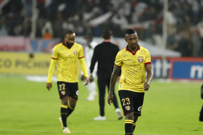 Jugadores de Barcelona salen con caras largas después de la goleada recibida en Casa Blanca.