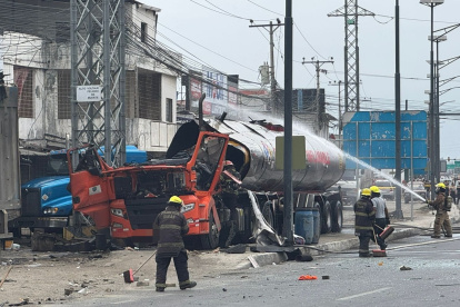 Personal bomberil de Durán apagó las llamas del tanquero, la mañana de este sábado 18 de octubre.