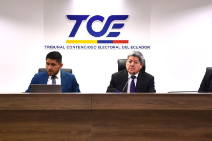 El juez electoral Patricio Maldonado (segundo desde la derecha) fue quien moduló la sentencia y aplicó el principio de favorabilidad para Franco Loor y Verduga.