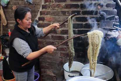 Artesana. Luz María Rodríguez, mientras trabaja en el proceso de teñir lana con tinta extraída de hojas de coca en Sutatausa. Ella es una de las artesanas parte del proyecto.