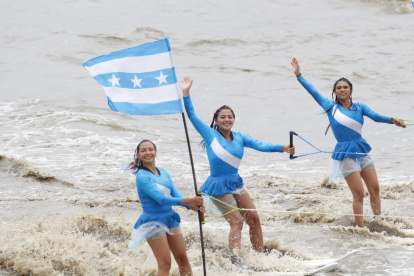 Este sábado 18 de octubre se observó practicar esquí sobre el agua con la bandera de Guayaquil.