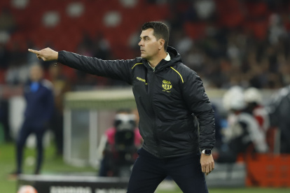 Ismael Rescalvo gesticula desde el banquillo de suplentes en el estadio Rodrigo Paz Delgado, durante el partido que Barcelona SC perdió 3-0 ante Liga de Quito.