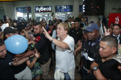 Cristian Castro a su llegada al aeropuerto de Guayaquil.