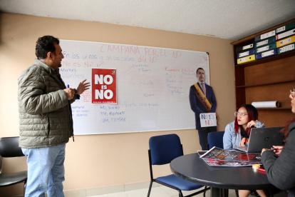 Planificación. En la central de Unidad Popular, sus militantes se unen a elaborar los contenidos que difundirán y las frases que usarán en la campaña electoral.