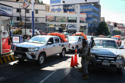 Fotografía de vehículos en una estación de servicio este jueves, en La Paz, Bolivia.