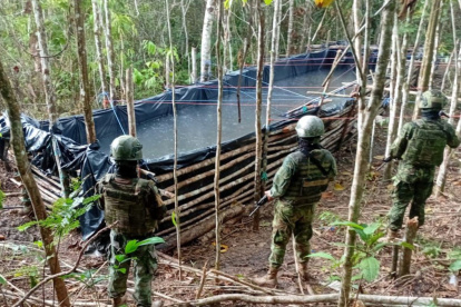 Piscinas clandestinas como esta almacenan combustible robado antes de su envío a mercados ilegales
