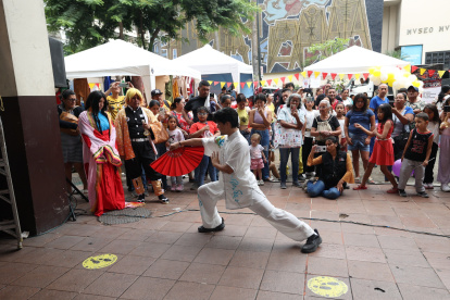 Actividades. En el denominado Barrio Chino, jóvenes demostraron su pasión por las disciplinas chinas.