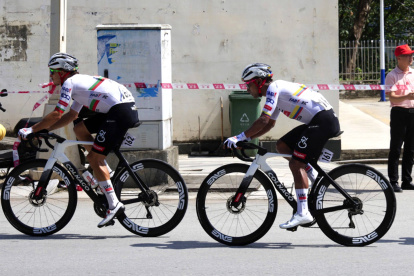 El tricolor Jhonatan Narváez (d) busco una nueva conquista en el World Tour.