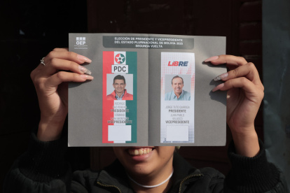 Una mujer muestra su voto este domingo 19 de octubre, en la segunda vuelta electoral para escoger presidente y vicepresidente, en Santa Cruz (Bolivia).