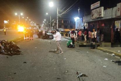 El vehículo se impactó contra un poste en la Panamericana Norte, en Quito.