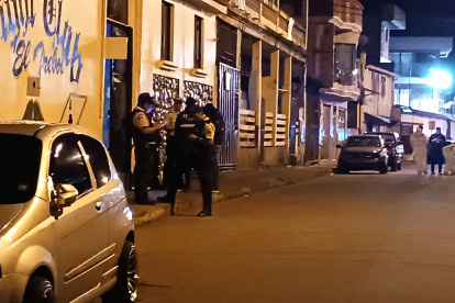 Un hombre que cuidaba carros en la zona de tolerancia de Cuenca es la víctima colateral de un ataque armado.