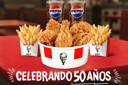Una familia ecuatoriana comparte un momento alrededor de un festín de KFC