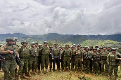 Efectivos militares junto al ministro de Defensa Gian Carlo Loffredo durante la operación en Buenos Aires