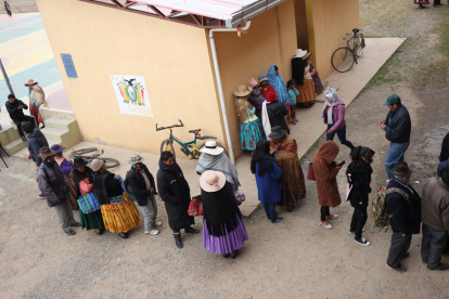 Personas esperan en una fila este domingo 19 de octubre, para votar en la segunda vuelta electoral en la comunidad de Laja (Bolivia).