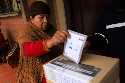 Una mujer vota este domingo 19 de octubre en la segunda vuelta electoral para escoger presidente y vicepresidente, en La Paz (Bolivia).