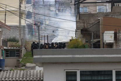 La Policía usó bombas lacrimógenas contra los manifestantes en San Miguel del Común.