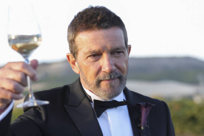Emocionado, Antonio Banderas brindó con la prensa por la boda de su hija Stella con su amigo de toda la vida, Alex Gruszynski.