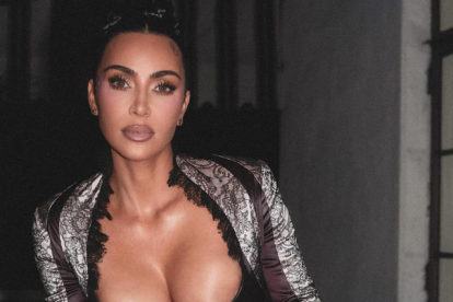 Si algo sabe hacer Kim Kardashian es convertir la alfombra roja en un escenario de espectáculo y moda.