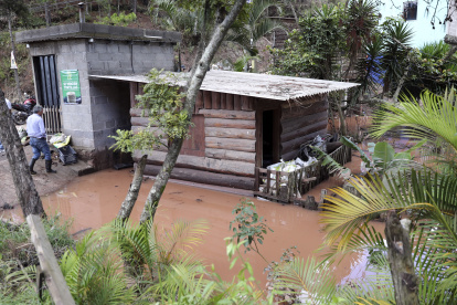 Fotografía donde se observa una casa afectada por las lluvias este domingo, en la aldea de Zarabanda, en el municipio de Santa Lucia (Honduras).