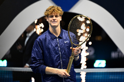 Jannik Sinner con el trofeo del Six Kings Slam disputado en Arabia Saudí.