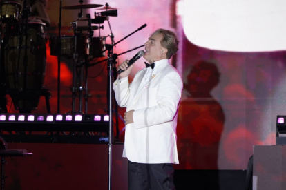 Revive la noche del 18 de octubre: promesas incumplidas, filas interminables y fallas de sonido. Pero también la emoción pura de Cristian Castro cantando