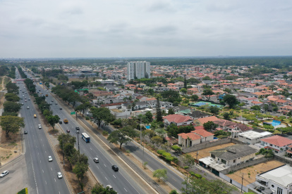 Vía a la costa es una zona que ha crecido masivamente de manera horizontal. Las edificaciones verticales son un lunar del paisaje.