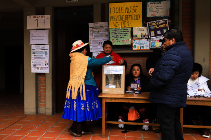 Una mujer vota este domingo 19 de octubre en La Paz, Bolivia.
