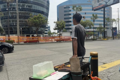 Manuel, como salido de un retrato, se ‘estacionó’ a ver los daños al edificio 100 Business Plaza. Prefiere no caminar junto a la zona del ataque.